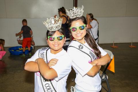 Glow Run Girls with sunglasses